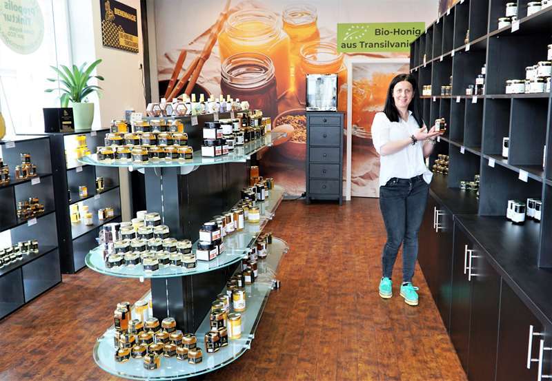 Inhaberin Ioana Vasi in ihrem attraktiv gestalteten Ladenlokal.