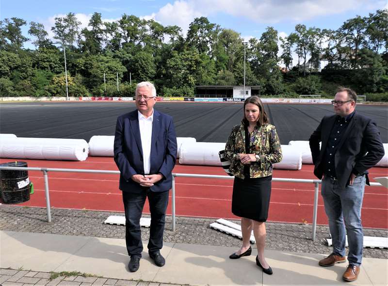 Bürgermeister Klaus-Werner Jablonski (links) ließ sich über die Sanierung des Sportplatzes informieren.