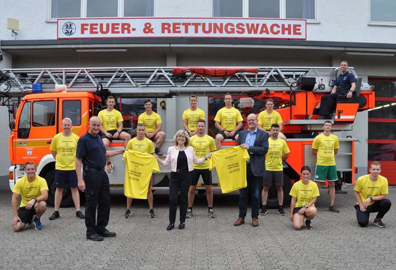 Die Stadtwerke stellen T-Shirts für die Feuerwehr Troisdorf zur Verfügung.