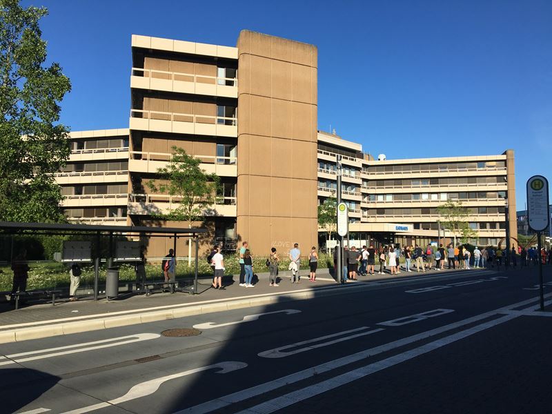 Vor dem Rathaus standen manchmal lange Warteschlangen für das Bürgerbüro.