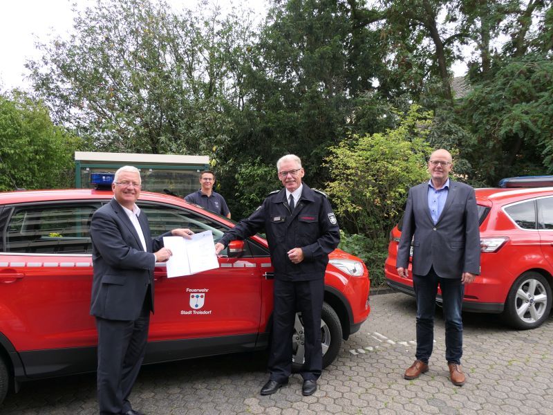 Stefan Gandelau (mitte) bleibt Wehrleiter.