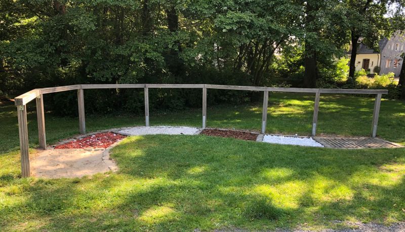 Der neu gestaltete Barfußpfad im Erfahrungsfeld der Sinne auf Burg Wissem.