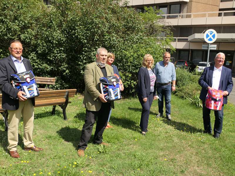 Auf Abstand mit einigen gespendeten Schulranzen.