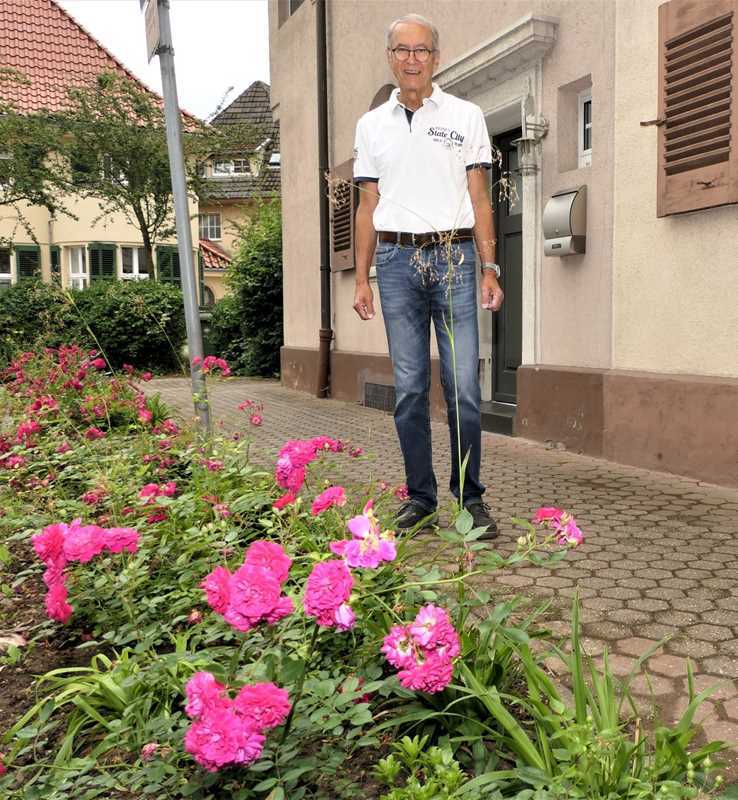 Ortsvorsteher Rudolf Eich an den neuen Beeten auf dem Bismarckplatz.