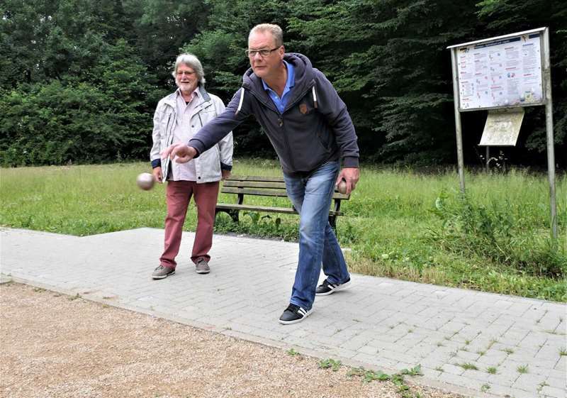 Testspiel auf erneuertem Boule-Platz.