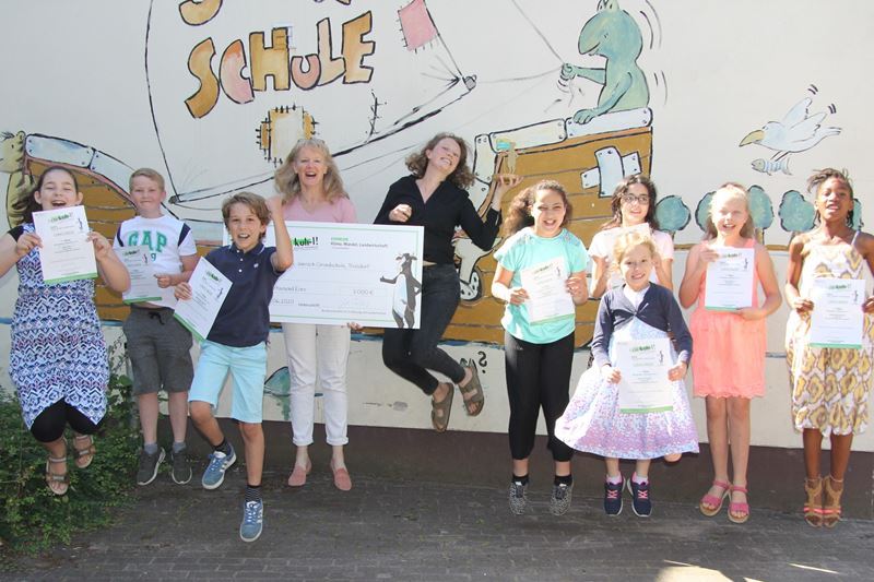 Freude über Gold: Schulleiterin Jessica Giebel (links) und Lehrerin Jule Wunderlich mit Kindern aus der Garten-AG.
