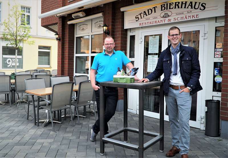 Wirt Kai Mierzwa (links) mit TROWISTA-Wirtschaftsförderer Fabian Wagner.