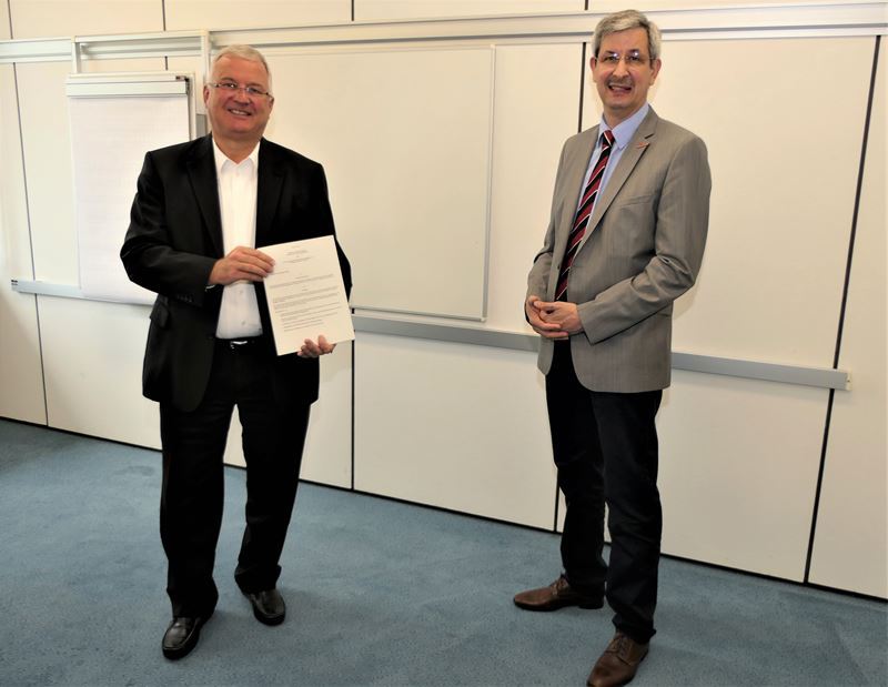 Bürgermeister Klaus-Werner Jablonski (links) überreichte Konstantin von Normann den neuen Vertrag.