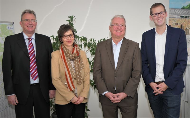 Bürgermeister Klaus-Werner Jablonski (2.v.r.) und das Team der TROWISTA, v.l. Wolf-Dieter Grönwoldt, Tanja Berger und Fabian Wagner.