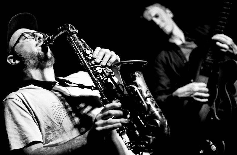 Johannes Ludwig am Saxophon und Gitarrist Gero Schipmann spielen im Kunsthaus.