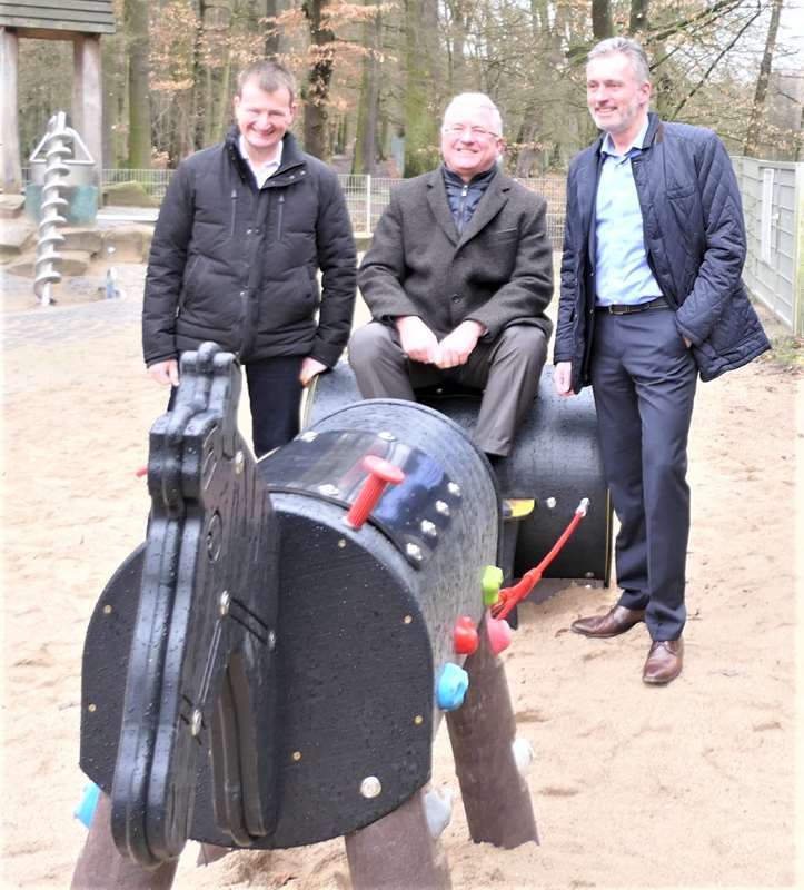 Freude über großzügige Spende: v.l. Michael Starck, Bürgermeister Klaus-Werner Jablonski und Holger Hürten.