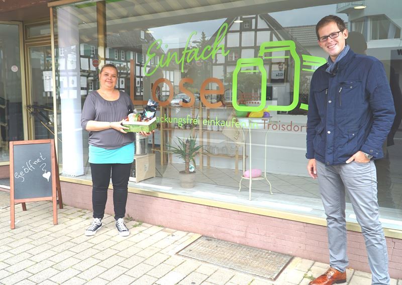 Geschäftsinhaberin Regina Hopp-Konrad und Wirtschaftsförderer Fabian Wagner vor dem Geschäft, Hauptstraße 154