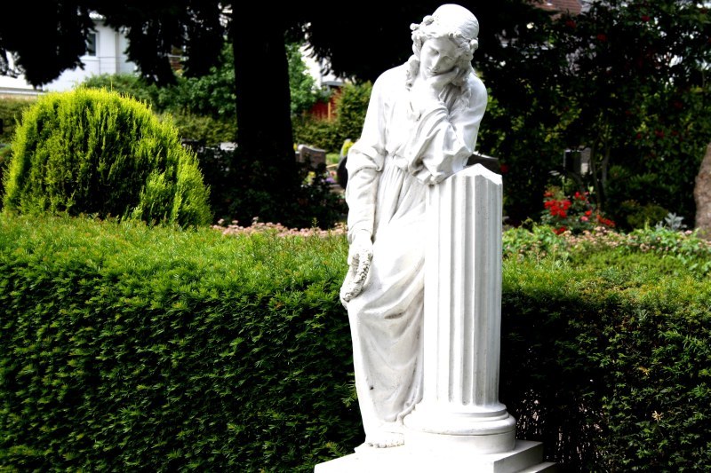 Skulptur auf dem Sieglarer Friedhof.