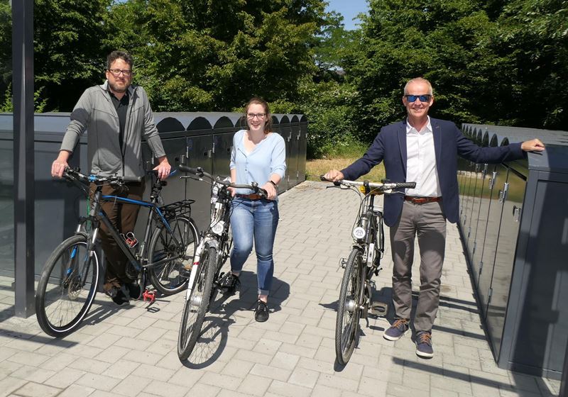 Test bestanden: v.l. Daniel Euler, Tanja Meis und Technischer Beigeordneter Walter Schaaf prüften die neue Abstellanlage.