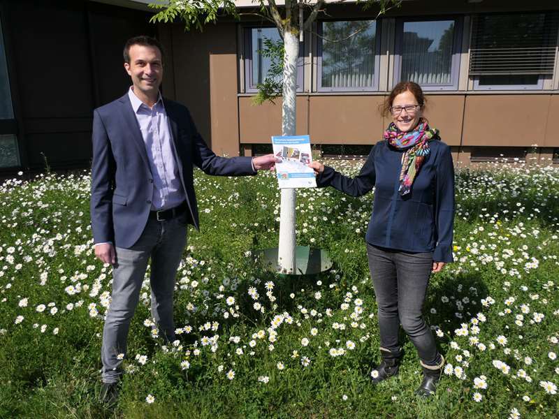 Enge Zusammenarbeit, aber mit Abstand: Sabine Henders und Thorsten Schmidt mit neuer Broschüre der Energieagentur.