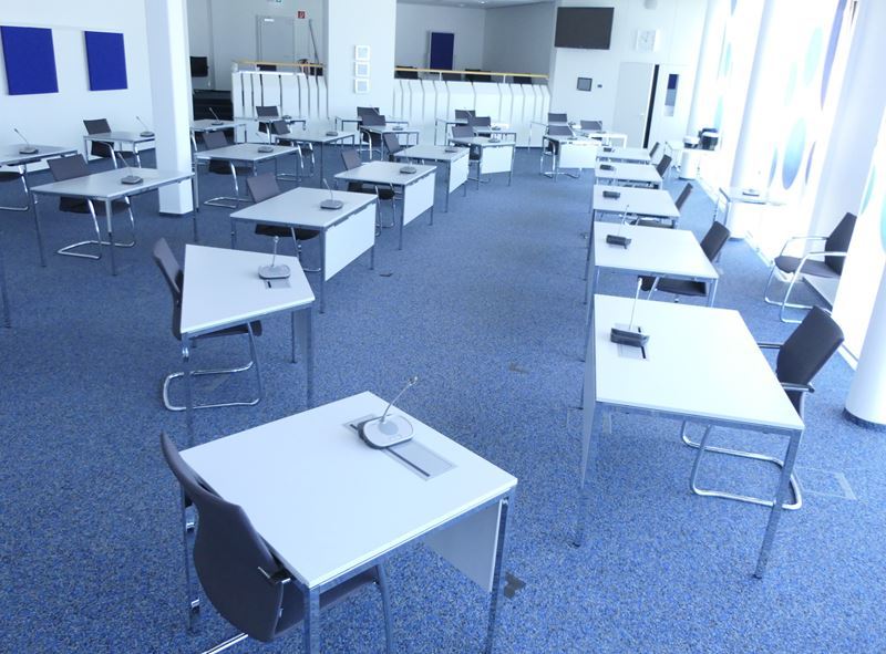 Mehr Abstand: Neue Sitzordnung im Ratssaal im EG des Rathauses.