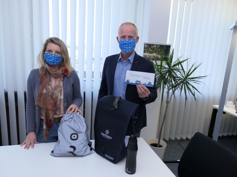Klimaschutzmanagerin Jana Lindemann und Technischer Dezernent Walter Schaaf von der Troisdorfer Stadtverwaltung freuen sich über die rege Teilnahme am STADTRADELN.