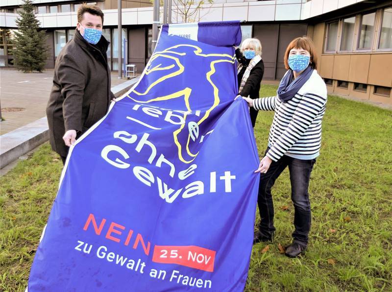 Ein Zeichen gegen Gewalt an Frauen: v.l. Bürgermeister Alexander Biber hisste zusammen mit Petra Römer-Westarp und Karin Lapke-Fernholz die Flagge vor dem Rathaus.