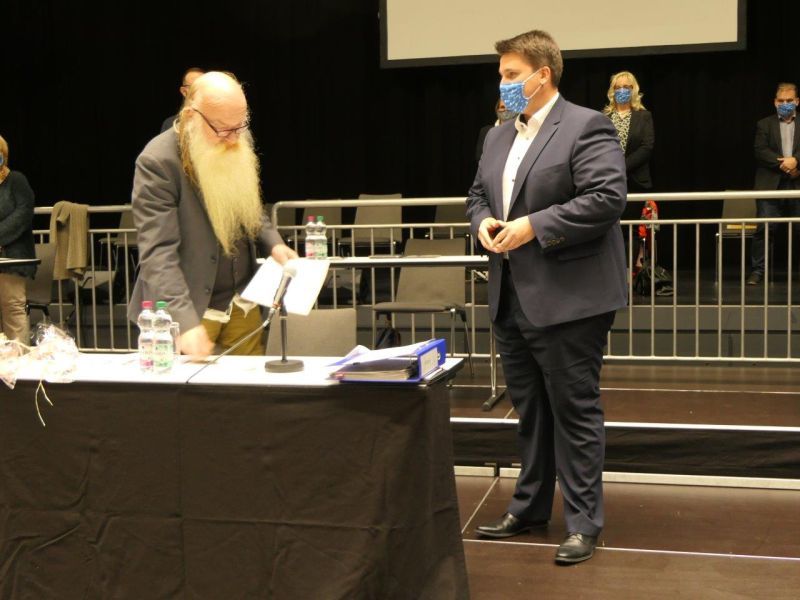 Das dienstälteste Ratsmitglied Hans-Leopoold Müller bei der Vereidigung des neuen Bürgermeisters Alexander Biber.