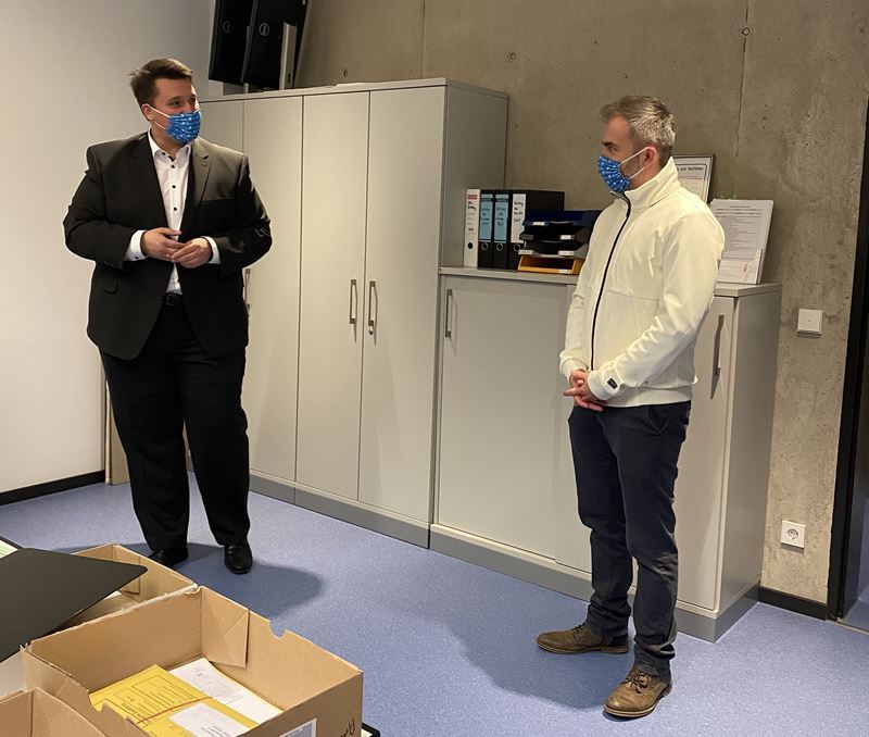 Bürgermeister Biber (links) informiert sich in Räumen der neuen Arbeitsgruppe