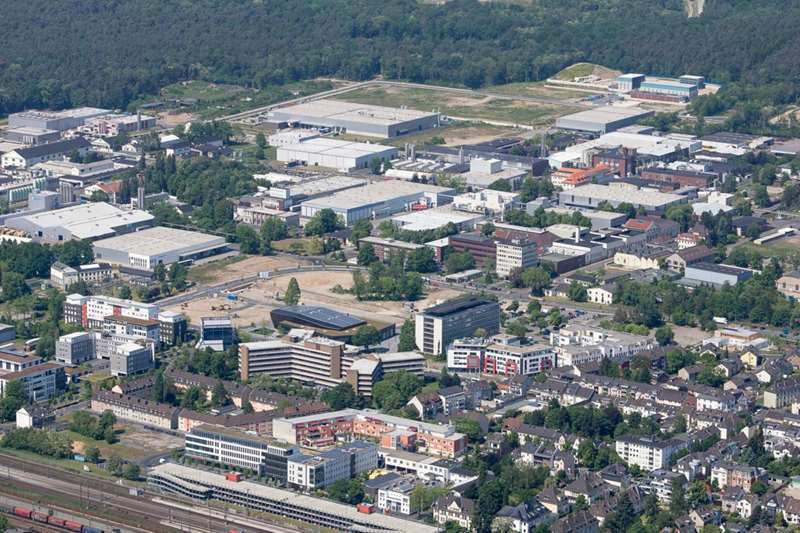 Blick auf den IndustrieStadtpark hinter dem Rathaus.