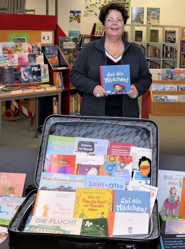 Bücher übers Anderssein: Heidrun Heizmann mit dem Medienkoffer in der Stadtbibliothek.