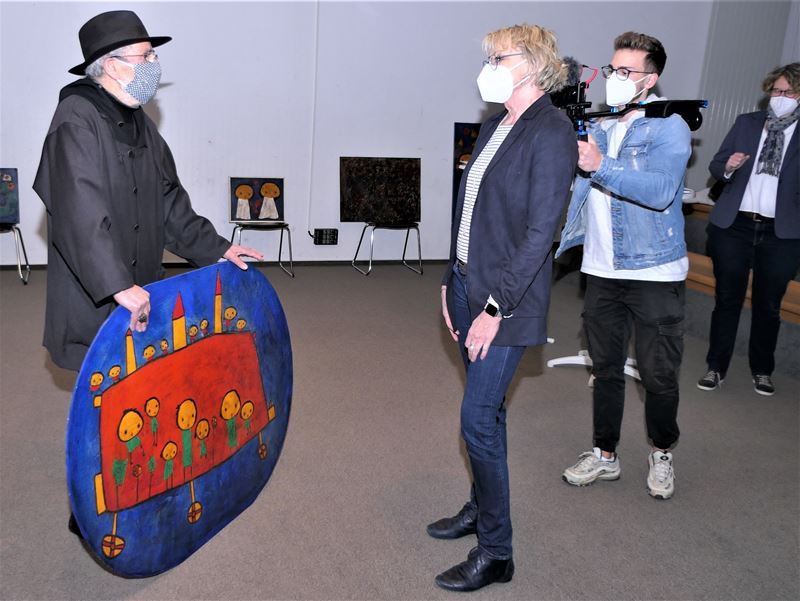 Giovanni Vetere überreichte Schulleiterin Sabine Lewerenz ein Fresko zum Projekttag, rechts Max Böhmert und Mirjam Gräve.