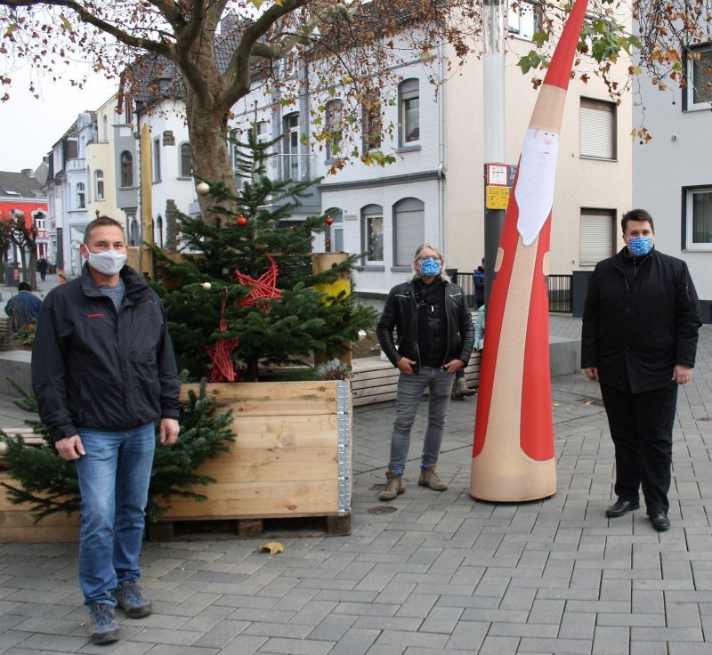 v. l.: Ralf Brozeit von den Stadtwerken Troisdorf, Veranstaltungsorganisator Jürgen Kutter und Bürgermeister Alexander Biber an einem der vorweihnachtlichen Dekopunkte in der Fußgängerzone am Fischerplatz.