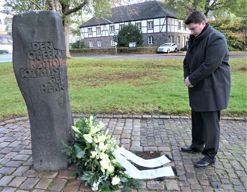 Bürgermeister Alexander Biber legte am Troisdorfer Mahnmal für die Opfer des Nationalsozialismus ein Gesteck nieder .