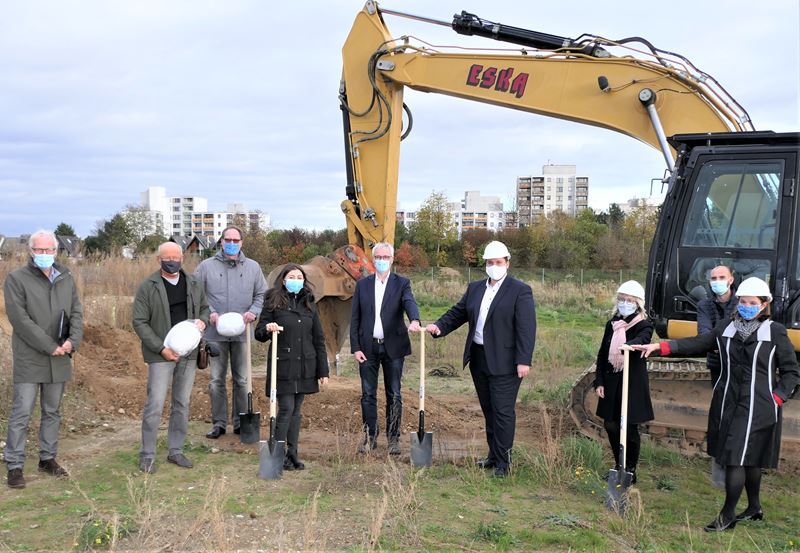 Bürgermeister Biber und GFO-Geschäftsführer Feldmann (Mitte) mit Helferinnen und Helfern beim Spatenstich.
