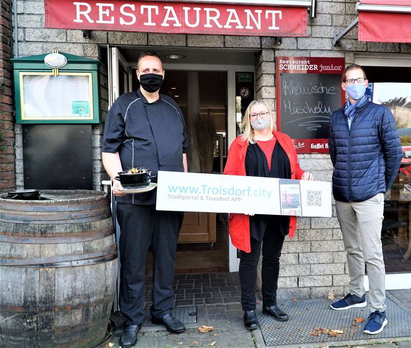 Gastronom Thomas Schneider (links) mit Claudia Schmorl (Stadtportal) und Fabian Wagner (TROWISTA).