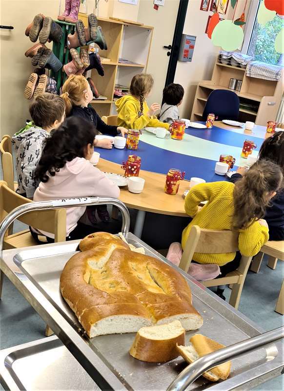 Lecker, lecker: Der Ortsring Kriegsdorf spendete den Kindern Weckmänner.