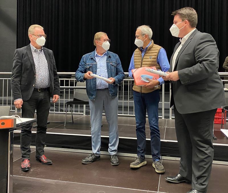 Bürgermeister Biber (rechts) gratulierte drei anwesenden Ortsvorstehern zur Wahl, v.l. Guido Menzenbach, Achim Tüttenberg, Rudolf Eich.