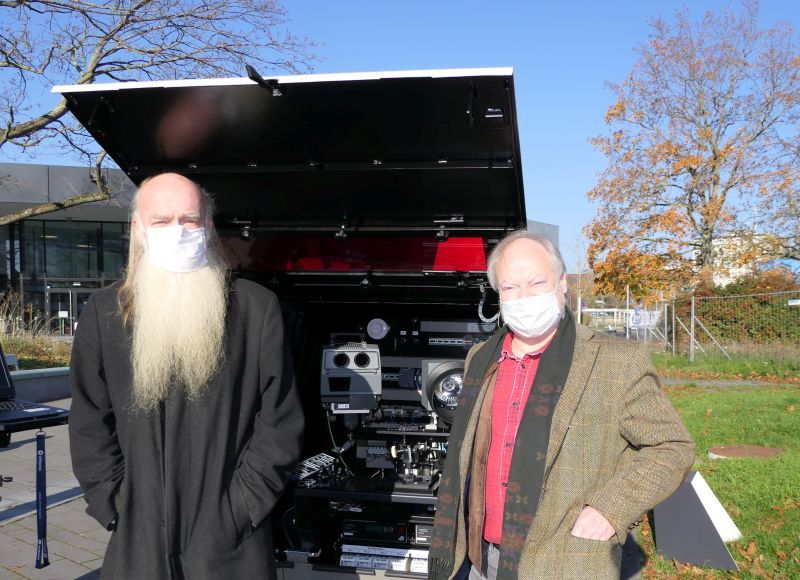 Die Kommunalpolitiker Wolf Roth und Hans-Leopold Müller an dem neuen mobilen Blitzer.