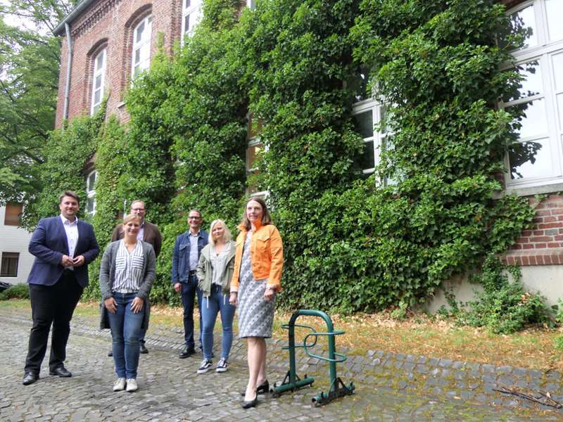 Vor dem Stadtteilhaus Sieglar des Jugendamts am Marktplatz.