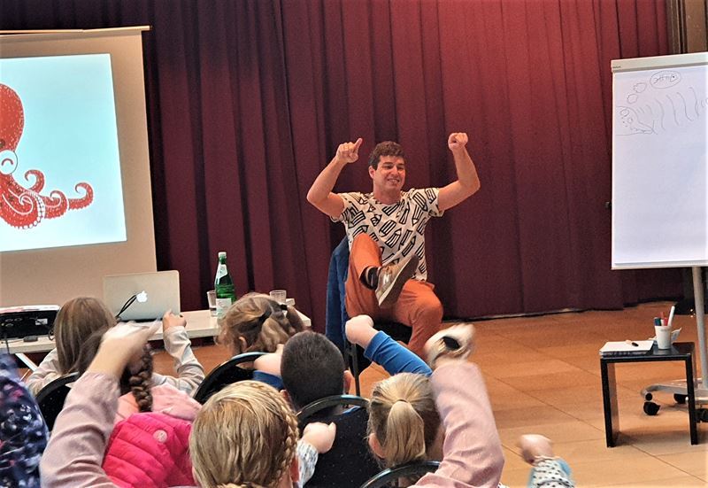 Illustrator Piotr Karski zeigte, wie sich Tintenfische bewegen.