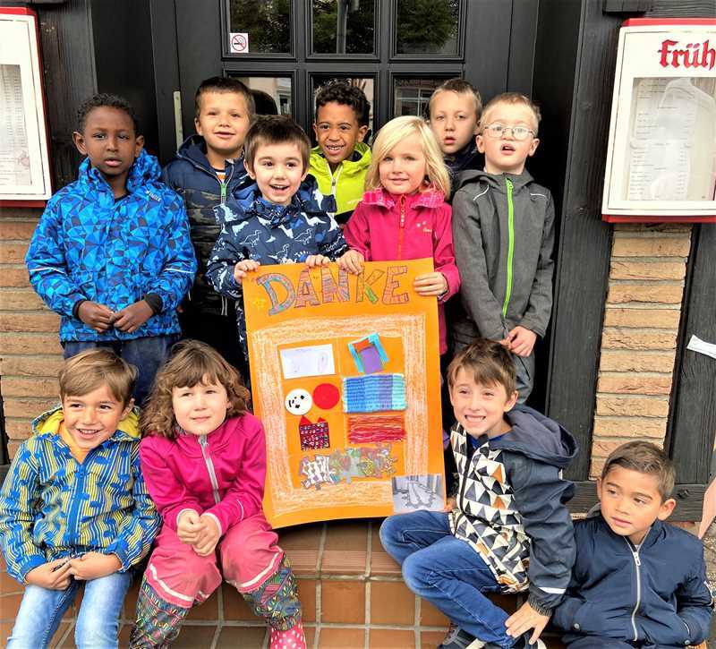 Selbst was gebastelt: Kinder aus der Kita Rübkamp bedankten sich beim Ehepaar Sina und Gerd Stefer.