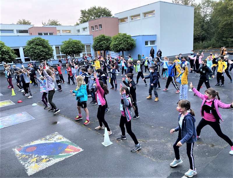 Die Kinder der Spicher Sternenschule tanzen den Sternenschultanz – diesmal mit Maske.