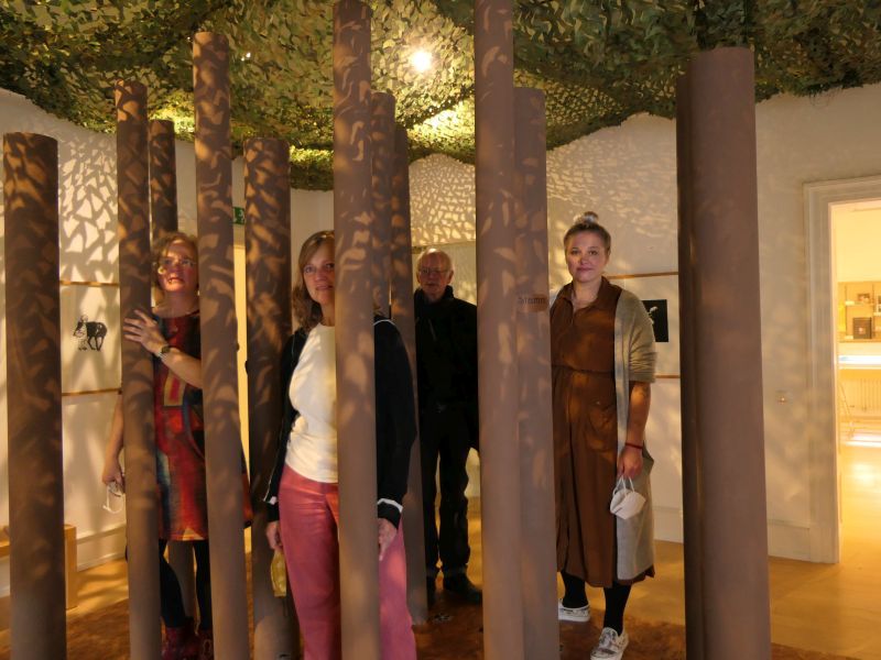 Dr. Pauline Liesen, Bernhard Schmitz und Jennifer Walther-Hammel vom Bilderbuchmuseum sowie Ulla Bönnen, Künstlerin und Mitgestalterin der Ausstellung