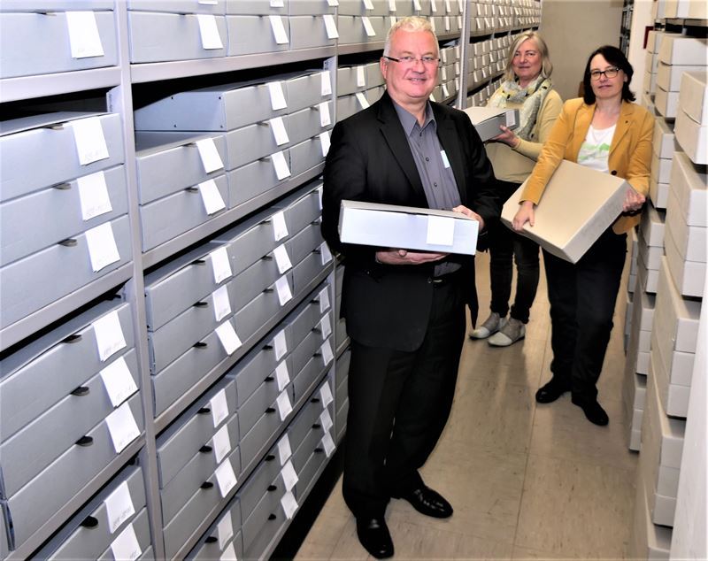 Bürgermeister Klaus-Werner Jablonski mit Archivleiterin Antje Winter (rechts) und Mitarbeiterin Tatjana Melcher.