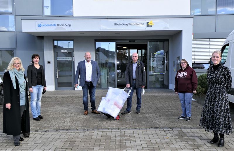 Maskenübergabe vor den Rhein-Sieg-Werkstätten an der Uckendorfer Straße.