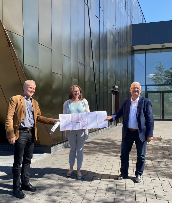 Mit Plan der L 332n: Walter Schaaf, Katharina Gebauer und Klaus-Werner Jablonski