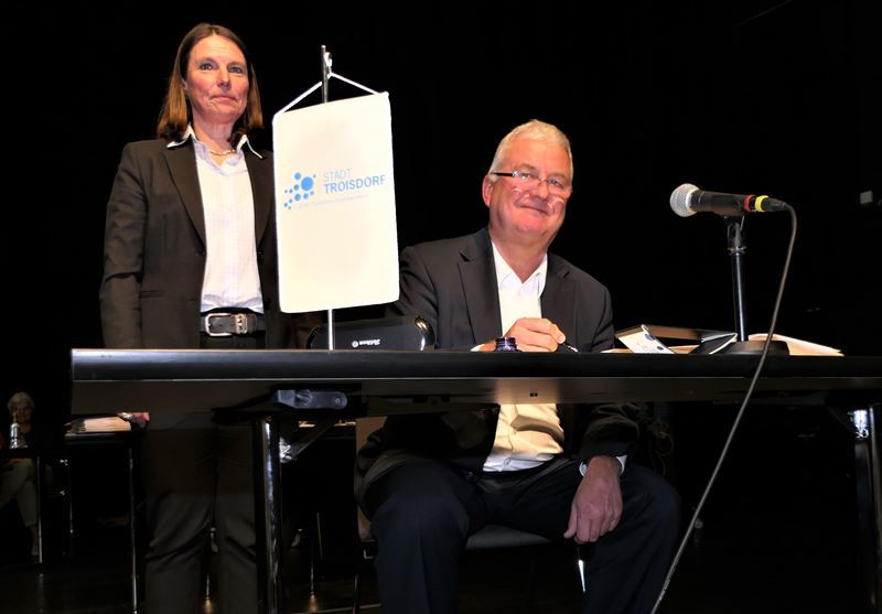 Bürgermeister Jablonski trug sich in das Goldene Buch der Stadt ein, links Erste Beigeordnete Tanja Gaspers.