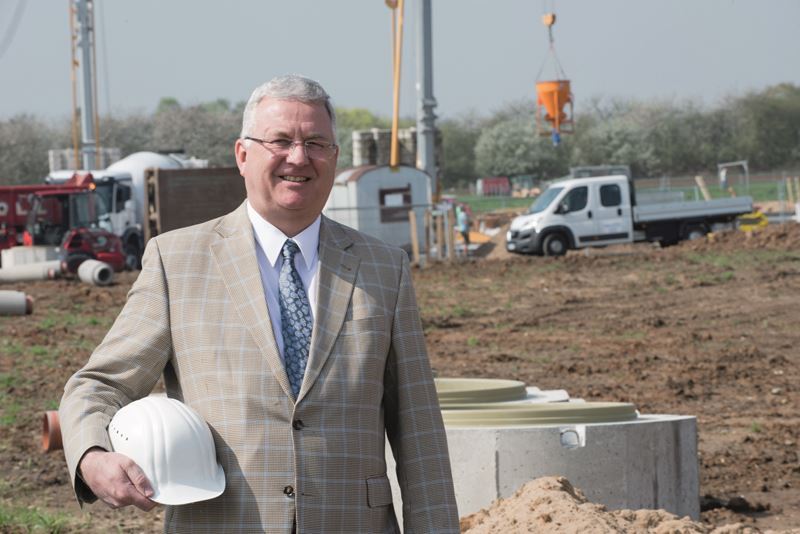 Bürgermeister Klaus-Werner Jablonski auf einer der Baustellen für neue Wohnhäuser.
