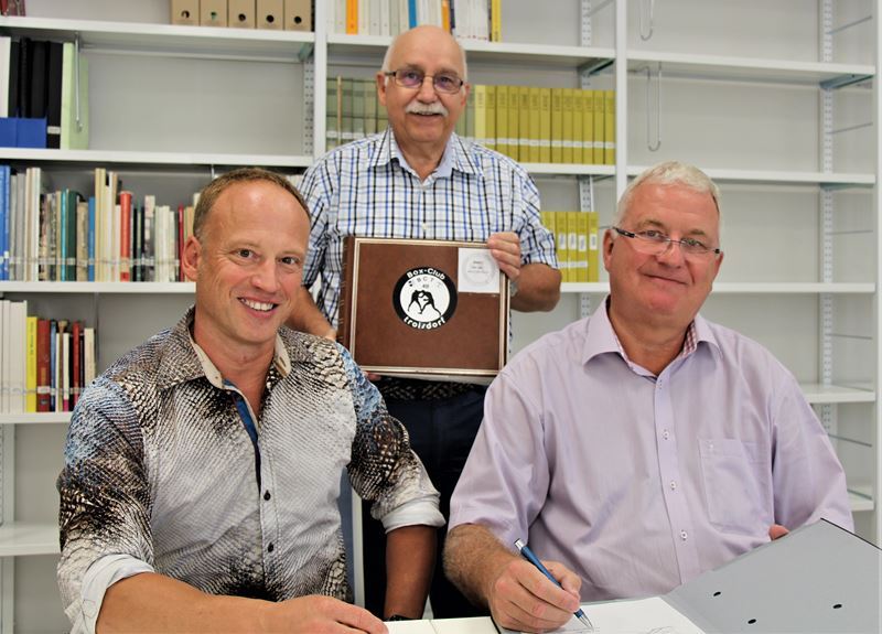 Schenkungsvertrag mit Dieter Morlocks Sohn unterzeichnet: v.l. Marko Morlock, Norbert Wollersheim (mit einem der Alben) und Bürgermeister Klaus-Werner Jablonski im Stadtarchiv Troisdorf.