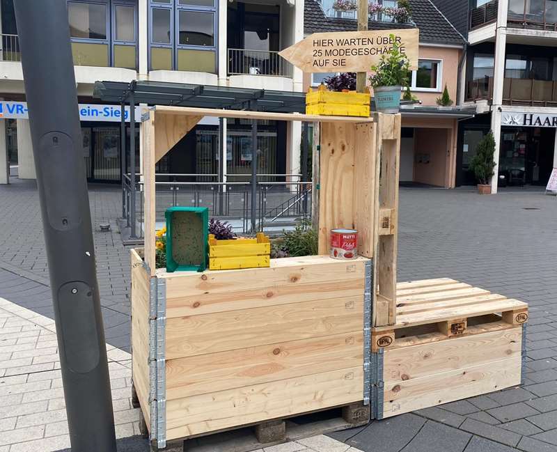 Eine der rustikalen Deko-Inseln, die ins Auge fallen.