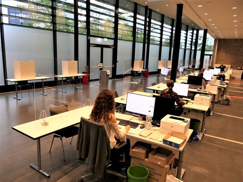 Volle Besetzung im Wahlamt in der Stadthalle.