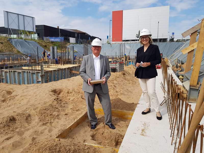 Bürgermeister Klaus-Werner Jablonski und Andrea Vogt auf der Baustelle für das neue Bürohaus.