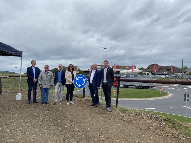 Kreisverkehr B8 vl Ingenieur Markus Becker Ortsvorsteher Werner Zander Beigeordneter Walter Schaaf MdL Katharina Gebauer Bürgermeister Jablonski Vertreter Baufirma