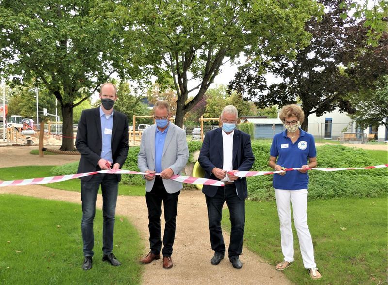 Einweihung der Schulhof-Spiellandschaft: v.l. Ingo Harens, Ortsvorsteher Guido Menzenbach, Bürgermeister Jablonski und Claudia Koppenol.